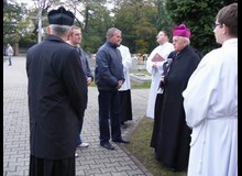 Wizytacja kanoniczna Księdza Arcybiskupa Damiana Zimonia - 20.10.11 cmentarz