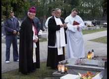 Wizytacja kanoniczna Księdza Arcybiskupa Damiana Zimonia - 20.10.11 cmentarz