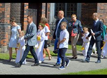 Dzieci przystępują do Wczesnej Komunii św.