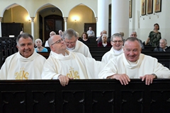 Msza św. z okazji 33 rocznicy święceń kapłańskich ks. proboszcza, którą sprawował biskup Piotr Greger wraz z księżmi rocznika święceń. (16.05.2022)